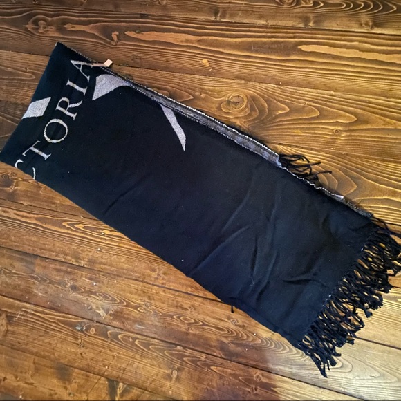 🎁 Victoria’s Secret Fringed Throw - Picture 4 of 7